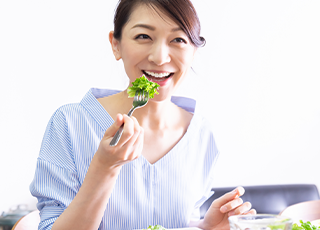 料理を食べる女性
