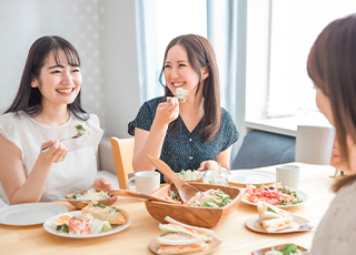 友だち同士で料理を楽しむ様子