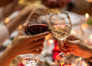 女子会で乾杯をする女性たち